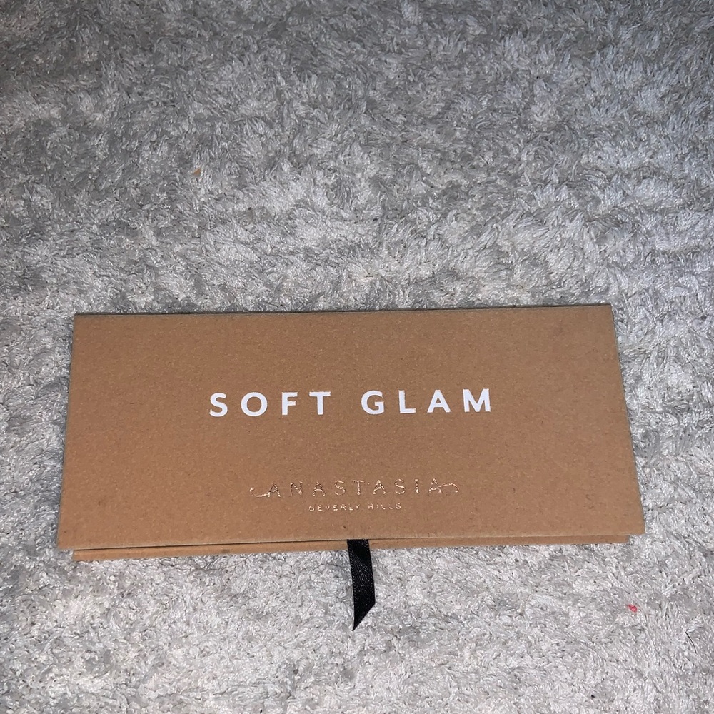 ANASTASIA SOFT GLAM PALLET !!